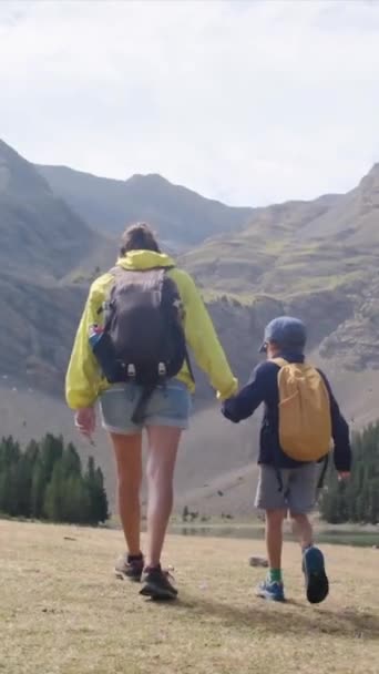 Užijte Slunné Roční Období Mladistvými Turistickými Nadšenci Žena Svým Synem — Stock video