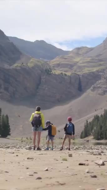 与年轻的远足爱好者一起享受阳光灿烂的季节 家庭在荒野中出游 培养亲密感 促进健康 — 图库视频影像