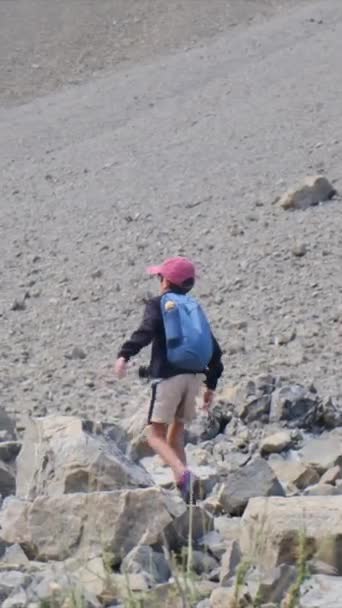 Вид Сзади Мальчика Совершающего Поход Горы — стоковое видео