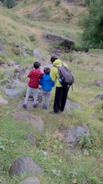 若いハイキング愛好家と晴れた季節をお楽しみください 荒野での家族の外出 親密さを育み フィットネスを促進する — ストック動画