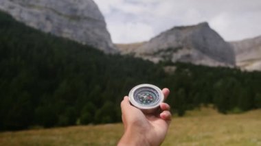 Dağlarda pusula tutan kadın