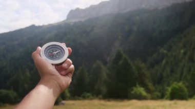 Dağlarda pusula tutan bir adam 