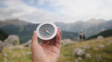 Dağlarda pusula tutan bir adam 