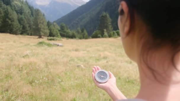 コンパスを持つ山の女性 — ストック動画