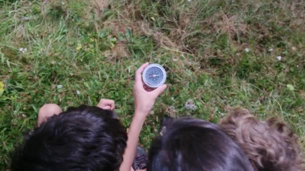 Anne Çocukları Dağlarda Pusula Tutuyor — Stok video