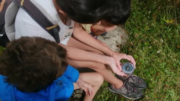 コンパスを持った女性と子供たち ハイキングのコンセプト — ストック動画