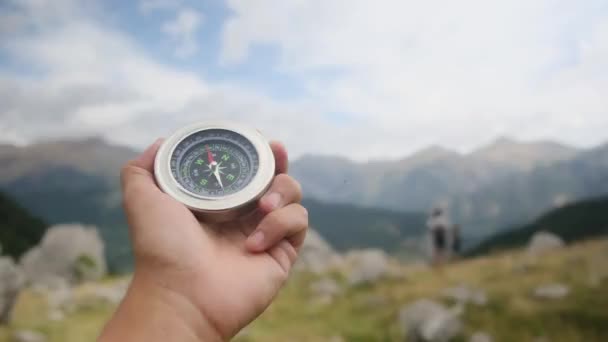 Hombre Sosteniendo Una Brújula Las Montañas — Vídeos de Stock