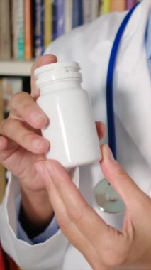 Steteskop hapları taşıyan genç bir kadın doktor. 