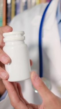 Steteskoplu genç bir kadın doktor. 