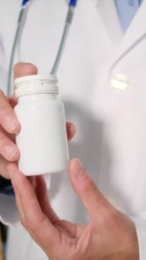 Steteskop hapları taşıyan genç bir kadın doktor.  