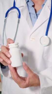 Steteskop hapları taşıyan genç bir kadın doktor. 