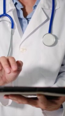 Steteskop kullanan genç bir bayan doktor. 