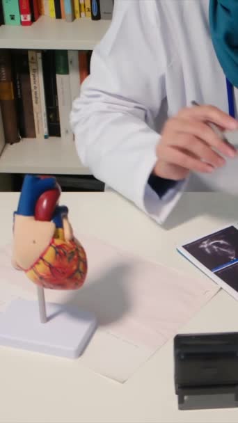 女性医師は 心臓病や心臓病などの肥満関連疾患を説明するために人間の心臓モデルを使用して患者を教育し 心臓の健康の重要性を強調 — ストック動画