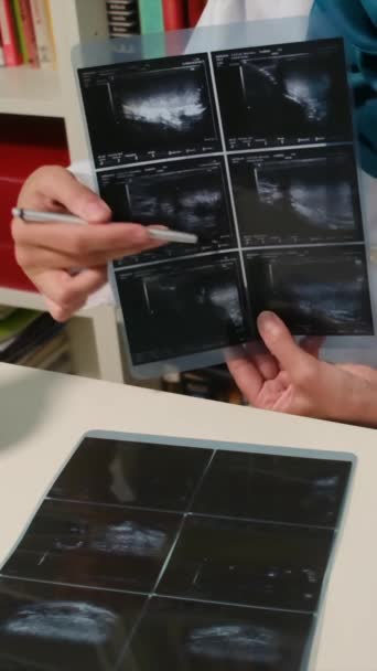 检查超声波的年轻女医生 — 图库视频影像
