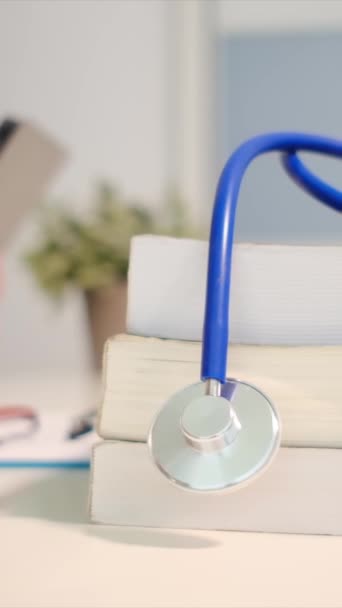 Vista Cerca Del Estetoscopio Con Libros Sobre Mesa Médico Femenino — Vídeo de stock