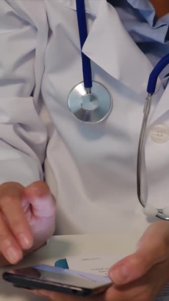 Jeune Femme Médecin Avec Stéthoscope Utilisant Smartphone — Video