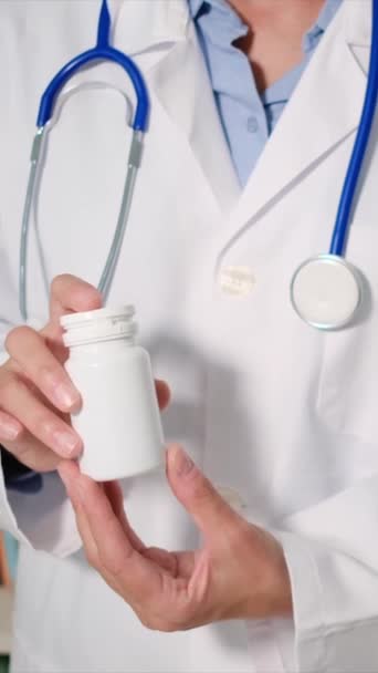 Giovane Medico Femminile Con Stetoscopio Possesso Pillole — Video Stock