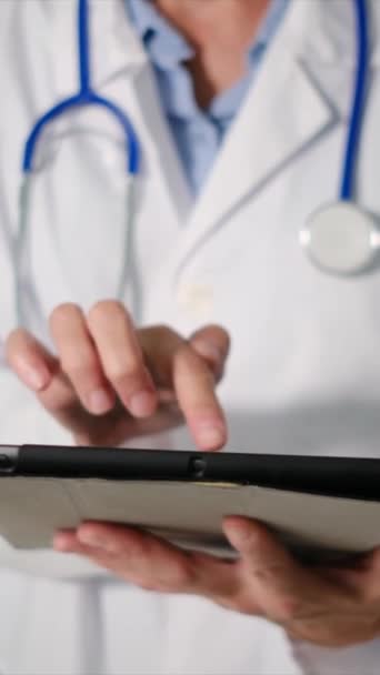 Jeune Médecin Femme Avec Stéthoscope Utilisant Tablette — Video