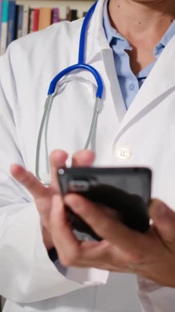 Jeune Femme Médecin Avec Stéthoscope Tenant Smartphone — Video