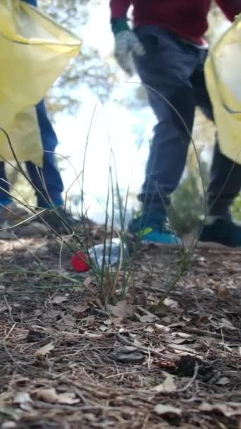 Çocuklar Anneleri Ormanda Çöp Topluyor — Stok video