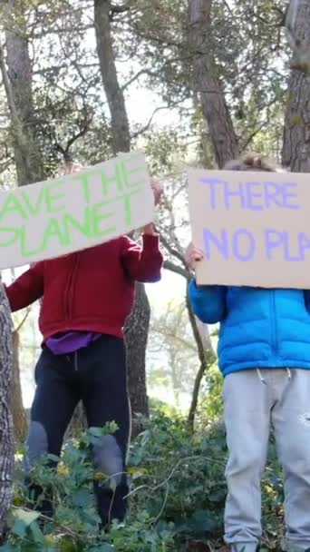 Concepto Cambio Climático Chicos Protesta Con Pancartas — Vídeo de stock