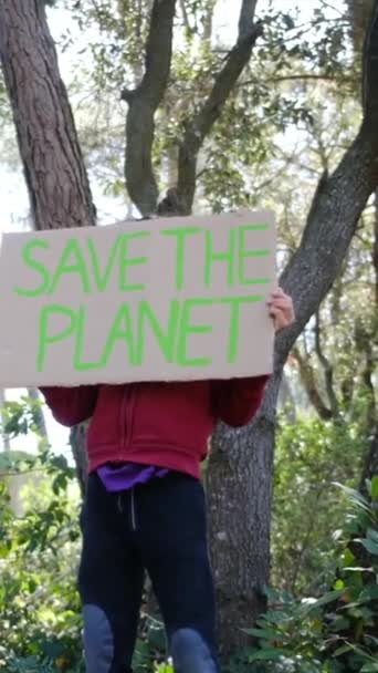 Menino Com Placa Papelão Salvar Planeta Floresta — Vídeo de Stock
