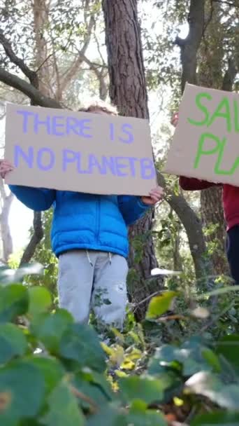 Klimaatveranderingsconcept Jongens Protesteren Met Borden — Stockvideo