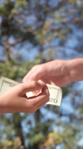 Mujer Dando Billete Dólar Moneda Criptomoneda Niño — Vídeos de Stock