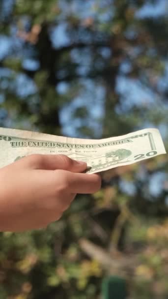 Mujer Dando Billete Dólar Niño — Vídeos de Stock
