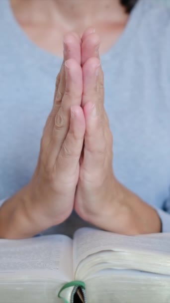 Manos Mujer Con Gesto Oración Biblia — Vídeos de Stock