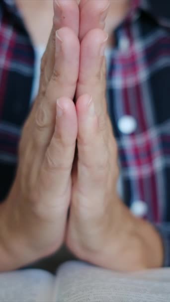 Frauenhände Mit Gebetsgeste Auf Bibel — Stockvideo