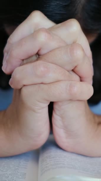 Ręce Kobiety Modlitwa Gest Biblii — Wideo stockowe