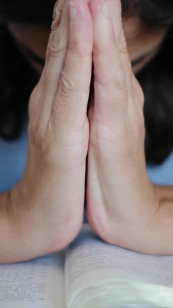 Frauenhände Mit Gebetsgeste Auf Bibel — Stockvideo