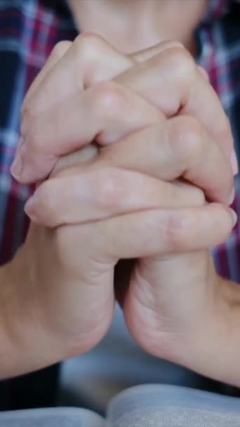 Mani Donna Gesto Preghiera Sulla Bibbia — Video Stock