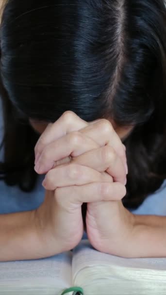 Manos Mujer Gesto Oración Biblia — Vídeo de stock