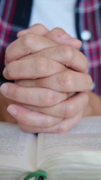 Manos Mujer Gesto Oración Biblia — Vídeos de Stock