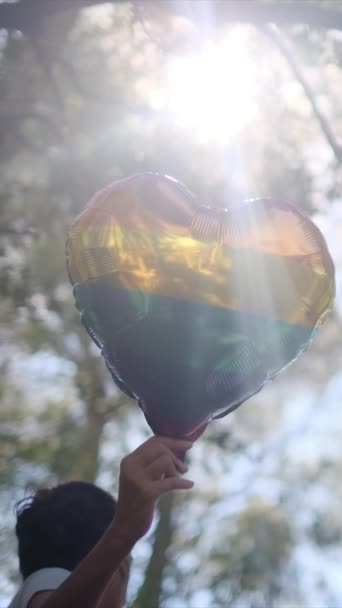 Vrouw Met Ballon Met Regenboogvlag Gay Trots — Stockvideo