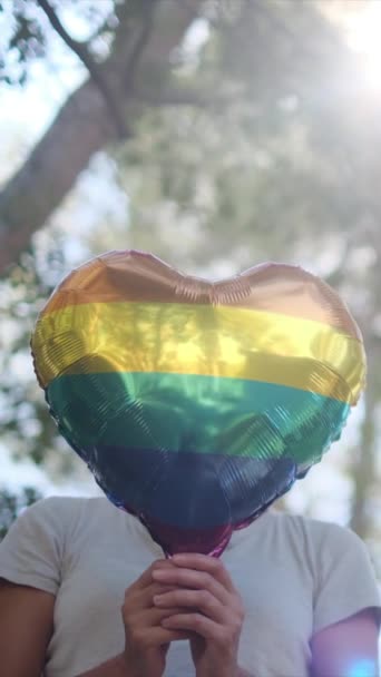 Mujer Sosteniendo Globo Con Bandera Arco Iris Orgullo Gay — Vídeos de Stock