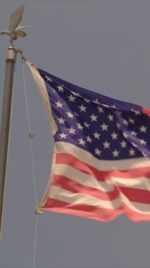 Mavi gökyüzü arka planında dalgalanan bayrak