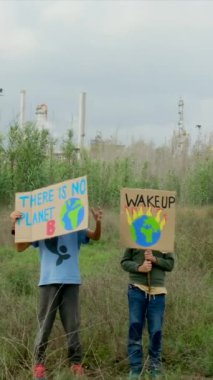 İklim değişikliği kavramı. Erkekler pankartlarla protesto ediyor