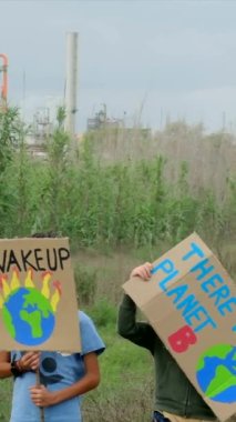 İklim değişikliği kavramı. Erkekler pankartlarla protesto ediyor