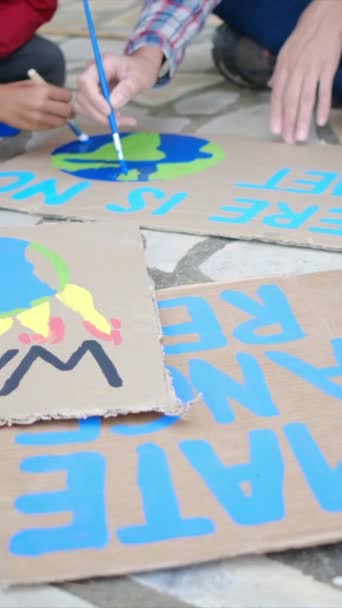 Conceito Mudança Climática Pessoas Desenhar Cartazes Para Protestar — Vídeo de Stock