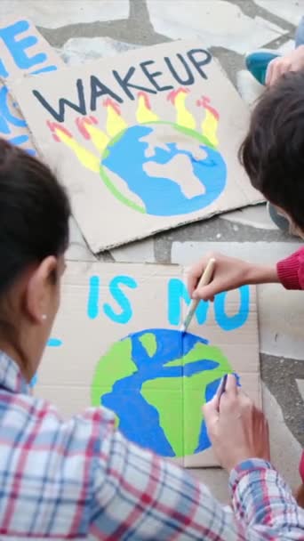 Concepto Cambio Climático Gente Dibujando Pancartas Para Protestar — Vídeo de stock
