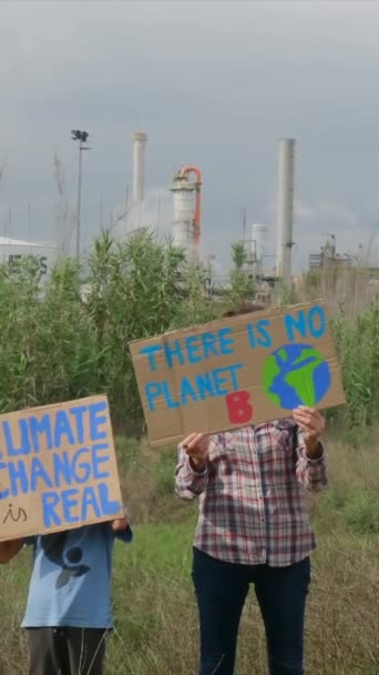 Έννοια Της Αλλαγής Του Κλίματος Άνθρωποι Που Διαμαρτύρονται Πλακάτ — Αρχείο Βίντεο