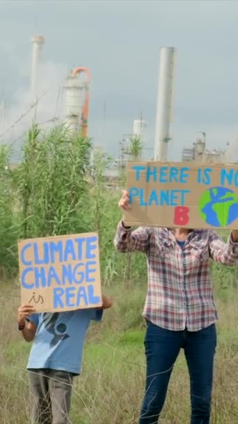Έννοια Της Αλλαγής Του Κλίματος Άνθρωποι Που Διαμαρτύρονται Πλακάτ — Αρχείο Βίντεο