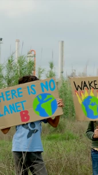 Concepto Cambio Climático Chicos Protesta Con Pancartas — Vídeo de stock
