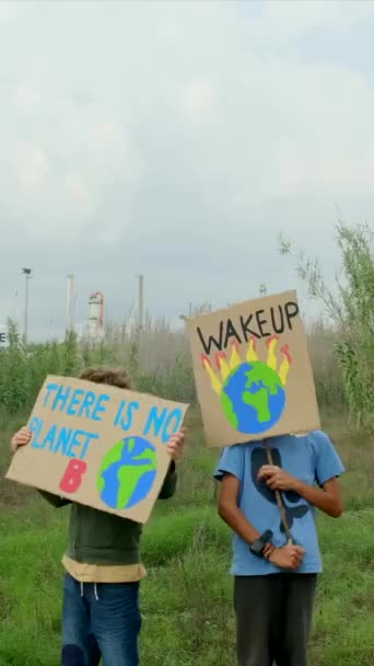 Έννοια Της Αλλαγής Του Κλίματος Αγόρια Διαμαρτυρία Πλακάτ — Αρχείο Βίντεο