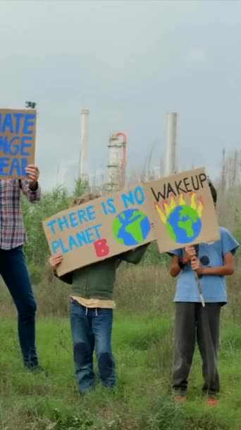 Concepto Cambio Climático Personas Protesta Con Pancartas — Vídeo de stock