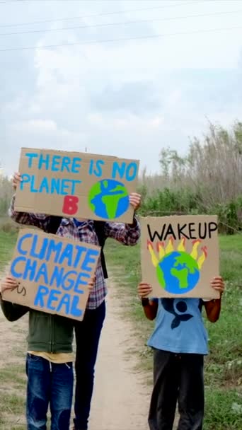 Conceito Mudança Climática Pessoas Protesto Com Cartazes — Vídeo de Stock
