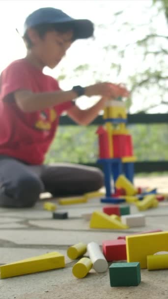 Pojke Leker Med Plastblock — Stockvideo